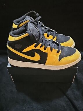 *Lightly Used* Jordan Retro 1 Mid Reverse New Loves